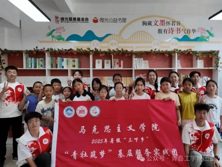 一群人站在一起 AI 生成的内容可能不正确。