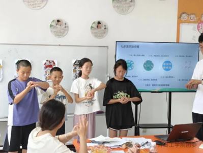 一群人站在桌子边 AI 生成的内容可能不正确。