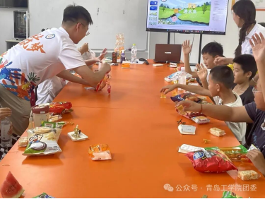 一群人坐在桌子前 AI 生成的内容可能不正确。