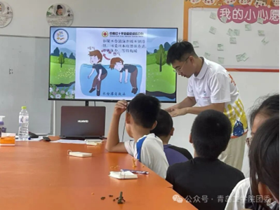 会议室里的人们 AI 生成的内容可能不正确。